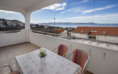 Novi Vinodolski Klenovica 102: Eigentum, Grundeigentum, Himmel, Zimmer, Balkon, Deck, Urlaub, Haus, Wohnung, Die Architektur