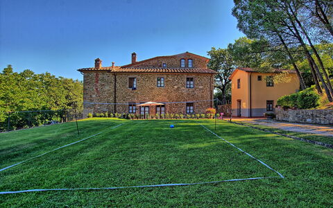 Sole Nel Prato: Gras, Grün, Eigentum, Estate, Haus, Rasen, Gebäude, Himmel, Die Architektur, Zuhause