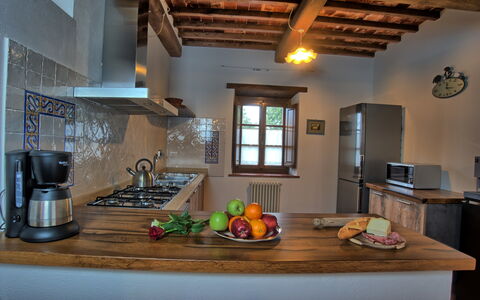 Sole Nel Prato: Countertop, Zimmer, Eigentum, Decke, Interior Design, Möbel, Gebäude, Küche, Hartholz, Haus