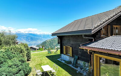 Nendaz 706: Pflanze, Himmel, Eigentum, Gebäude, Fenster, Berg, Natürliche Landschaft, Grundstueck, Die Architektur, Hütte