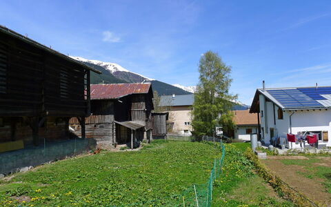 Feu de Joie: Eigentum, Zuhause, Grundeigentum, Grundstueck, Haus, Himmel, Ländliches Gebiet, Bauernhof, Gebäude, Gras