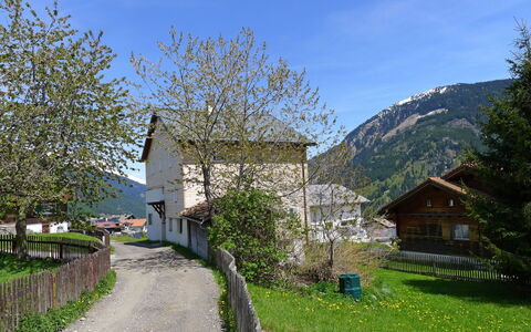 Feu de Joie: Natürliche Landschaft, Eigentum, Haus, Berg, Baum, \Stadt, Hütte, Ländliches Gebiet, Himmel, Frühling
