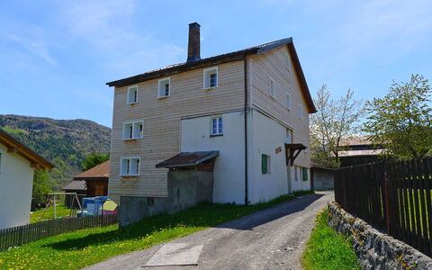 Feu de Joie: Eigentum, Haus, Hütte, Gebäude, Himmel, Ländliches Gebiet, Wand, Zuhause, Die Architektur, Dorf