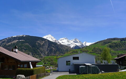 Feu de Joie: Bergforms, Berg, Gebirge, Hochland, Bergdorf, Alpen, Himmel, Eigentum, Bergstation, Haus