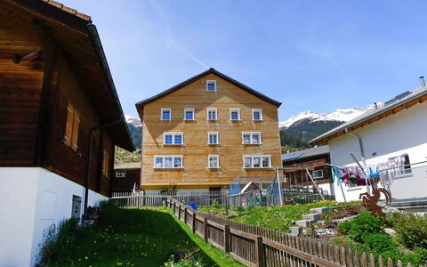 Feu de Joie: Himmel, Pflanze, Wolke, Gebäude, Fenster, Grundstueck, Urban Design, Gras, Nachbarschaft, Hütte