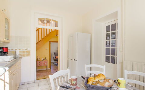 Le Petit Biyou: Tabelle, Essen, Cabinetry, Stuhl, Geschirr, Holz, Beleuchtung, Orange, Fussboden, Flooring