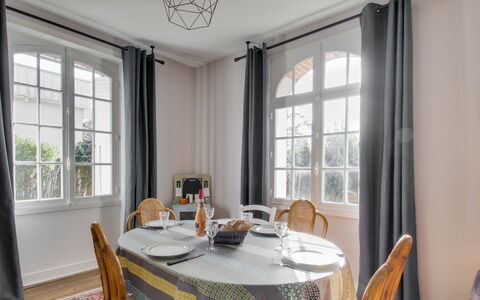 Le Petit Biyou: Tabelle, Möbel, Eigentum, Fenster, Stuhl, Holz, Gebäude, Beleuchtung, Interior Design