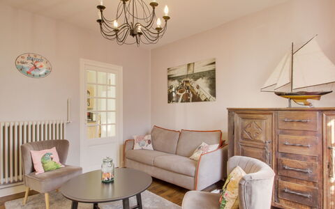 Le Petit Biyou: Möbel, Eigentum, Couch, Bilderrahmen, Beleuchtung, Tabelle, Stuhl, Interior Design, Wohnzimmer, Haus