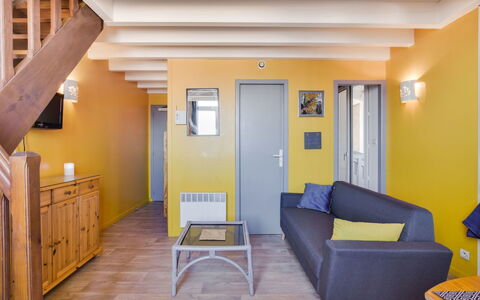 Le Patio: Eigentum, Couch, Interior Design, Holz, Tür, Gelb, Flooring, Bilderrahmen, Halle, Wohnzimmer