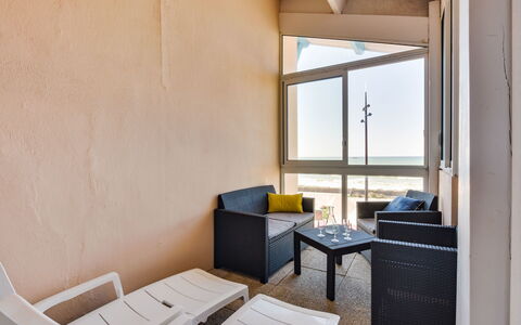 Le Patio: Möbel, Eigentum, Tabelle, Couch, Beleuchtung, Die Architektur, Interior Design, Stuhl, Flooring, Fussboden
