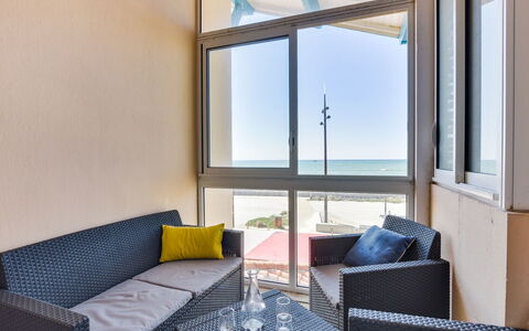 Le Patio: Möbel, Couch, Tabelle, Eigentum, Gebäude, Fenster, Azurblau, Himmel, Beleuchtung, Interior Design