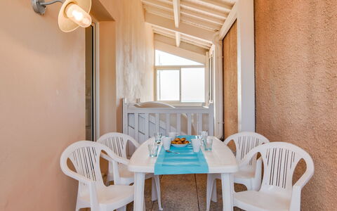 Le Patio: Tabelle, Möbel, Eigentum, Gebäude, Stuhl, Azurblau, Fenster, Holz, Interior Design, Fussboden