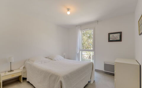 79 Bay: Schlafzimmer, Möbel, Zimmer, Bett, Eigentum, Fussboden, Bettdecke, Bedding, Bettrahmen, Wand