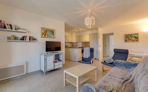 79 Bay: Eigentum, Zimmer, Möbel, Fussboden, Interior Design, Decke, Wohnzimmer, Gebäude, Grundeigentum, Gelb