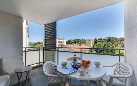 79 Bay: Eigentum, Zimmer, Gebäude, Interior Design, Grundeigentum, Haus, Möbel, Die Architektur, Tabelle, Balkon