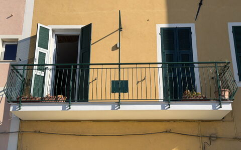 Il Balcone Sul Prino - Imperia: Wand, Geländer, Balkon, Verbundwerkstoff, Eisen, Metall, Baluster, Glas, Farbe