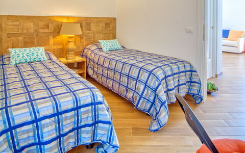 Il Balcone Sul Prino - Imperia: Schlafzimmer, Bettdecke, Zimmer, Möbel, Bedding, Bett, Blau, Eigentum, Fussboden, Gelb