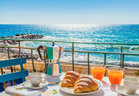 Il Balcone Sul Prino - Imperia: Essen, Geschirr, Tabelle, Himmel, Wasser, Eigentum, Möbel, Blau, Azurblau, Teller