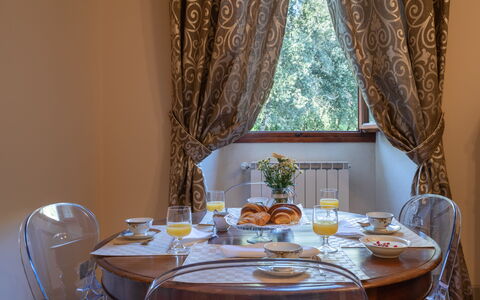 Il Marchese Di Ronta: Zimmer, Esszimmer, Eigentum, Restaurant, Gelb, Interior Design, Tabelle, Möbel, Vorhang, Mahlzeit
