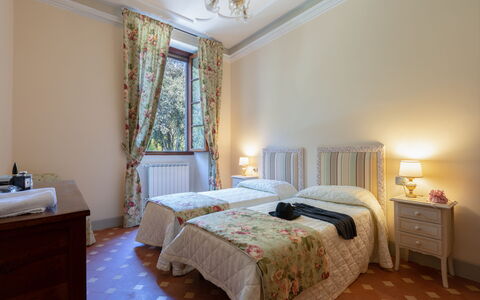 Il Marchese Di Ronta: Schlafzimmer, Bett, Zimmer, Möbel, Eigentum, Bettdecke, Interior Design, Bettrahmen, Fussboden, Wand