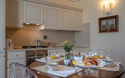 Il Marchese Di Ronta: Zimmer, Eigentum, Countertop, Küche, Möbel, Cabinetry, Interior Design, Gebäude, Grundeigentum, Haus
