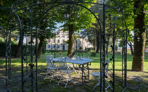 Il Marchese Di Ronta: Baum, Natürliche Landschaft, Tabelle, Möbel, Botanik, Gras, Pavillon, Wald, Hain, Estate
