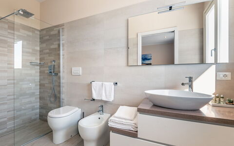 Villa Le Terme: Badezimmer, Eigentum, Zimmer, Zapfhahn, Fliese, Interior Design, Fussboden, Wand, Armatur, Die Architektur