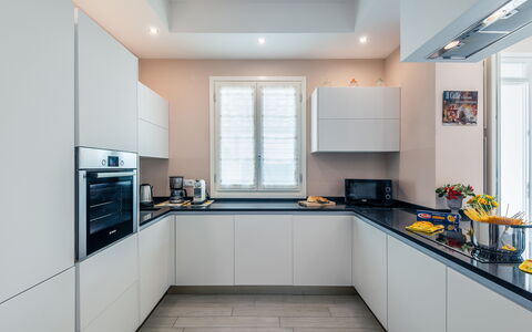 Villa Le Terme: Countertop, Zimmer, Eigentum, Küche, Cabinetry, Möbel, Interior Design, Gebäude, Decke, Gelb