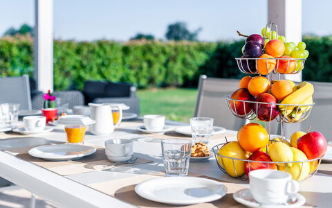 Villa Le Terme: Gelb, Brunch, Mahlzeit, Tabelle, Frühstück, Essen, Wiederholungs-Abendessen, Bankett, Party, Geschirr