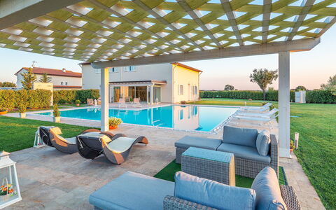 Villa Le Terme: Eigentum, Gebäude, Haus, Schwimmbad, Grundeigentum, Zuhause, Interior Design, Estate, Zimmer, Möbel
