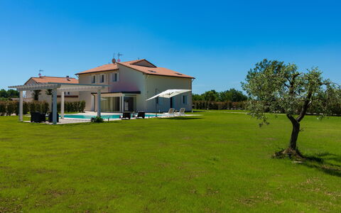 Villa Le Terme: Eigentum, Zuhause, Haus, Grundstueck, Grundeigentum, Gebäude, Estate, Gras, Wohngebiet, Die Architektur