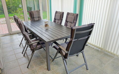 Reuse: Möbel, Stuhl, Tabelle, Zimmer, Eigentum, Tisch Im Freien, Klappstuhl, Esszimmer, Fussboden, Interior Design