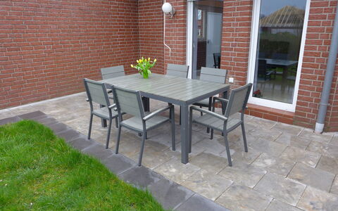 Nilles: Möbel, Tabelle, Gebäude, Stuhl, Pflanze, Tisch Im Freien, Strassenbelag, Fenster, Backstein, Gartenmöbel