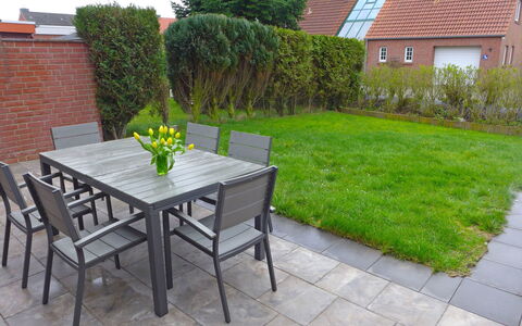 Nilles: Eigentum, Garten, Garten, Hinterhof, Gras, Rasen, Graspflanze, Möbel, Landscaping, Strauch