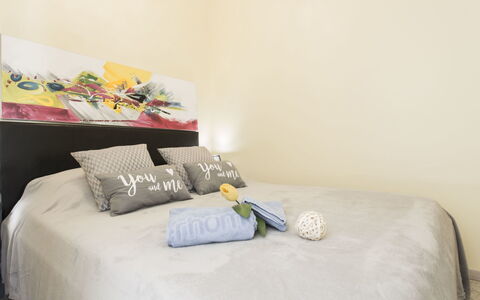 Canigó: Schlafzimmer, Bett, Möbel, Bettdecke, Zimmer, Eigentum, Bedding, Wand, Interior Design, Bettrahmen