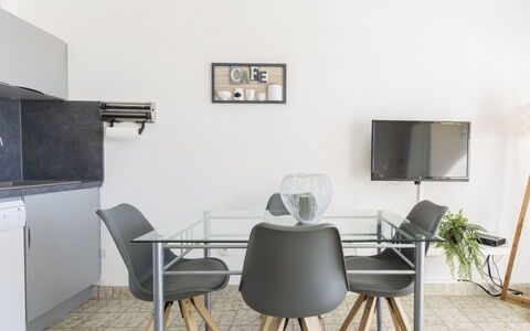 Canigó: Möbel, Zimmer, Eigentum, Interior Design, Tabelle, Stuhl, Gebäude, Haus, Esszimmer, Fussboden