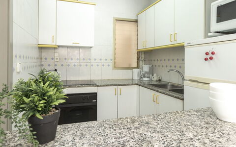 Golf Sant Jordi: Countertop, Zimmer, Eigentum, Küche, Fliese, Cabinetry, Möbel, Interior Design, Fussboden, Gelb