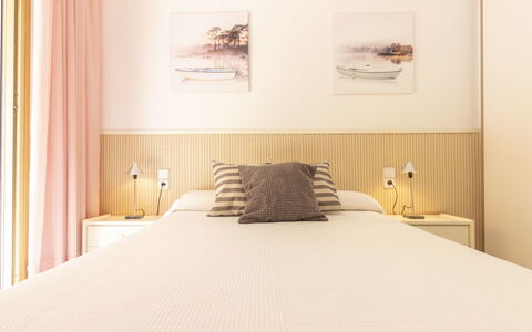 Golf Sant Jordi: Schlafzimmer, Zimmer, Möbel, Bett, Interior Design, Eigentum, Bettrahmen, Wand, Fussboden, Bettdecke