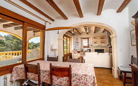 Villa Casablanca: Eigentum, Zimmer, Gebäude, Decke, Möbel, Strahl, Interior Design, Grundeigentum, Haus, Zuhause