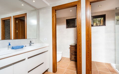 Villa Casablanca: Zimmer, Eigentum, Badezimmer, Interior Design, Gebäude, Decke, Möbel, Grundeigentum, Fussboden, Haus