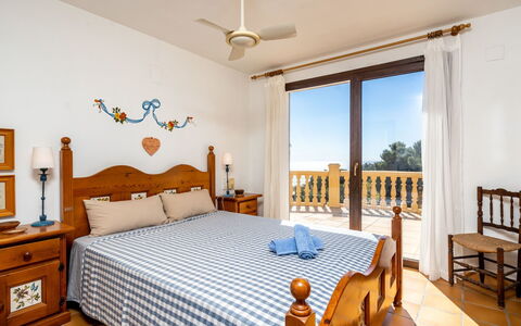 Villa Casablanca: Schlafzimmer, Zimmer, Möbel, Eigentum, Bett, Bettdecke, Bettrahmen, Wand, Gebäude, Interior Design