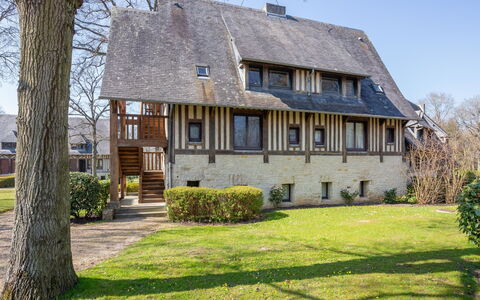 Les Hauts de Deauville: Pflanze, Himmel, Gebäude, Eigentum, Fenster, Baum, Haus, Gras, Grundstueck, Hütte