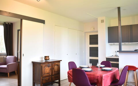 Les Hauts de Deauville: Möbel, Tabelle, Eigentum, Stuhl, Gebäude, Holz, Interior Design, Beleuchtung, Tür, Fussboden