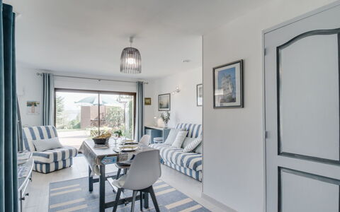 Les Genêts: Bilderrahmen, Eigentum, Möbel, Tabelle, Stuhl, Beleuchtung, Holz, Interior Design, Flooring, Fussboden