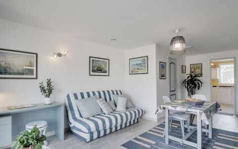 Les Genêts: Bilderrahmen, Möbel, Eigentum, Tabelle, Beleuchtung, Couch, Komfort, Pflanze, Interior Design, Flooring
