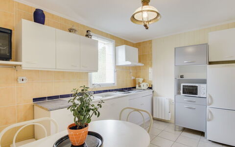 Les Genêts: Cabinetry, Countertop, Möbel, Eigentum, Pflanze, Zimmerpflanze, Gebäude, Blumentopf, Küche, Interior Design