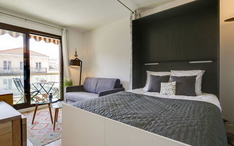 Sun Beach: Schlafzimmer, Möbel, Bett, Zimmer, Eigentum, Interior Design, Gebäude, Bettrahmen, Bettdecke, Haus