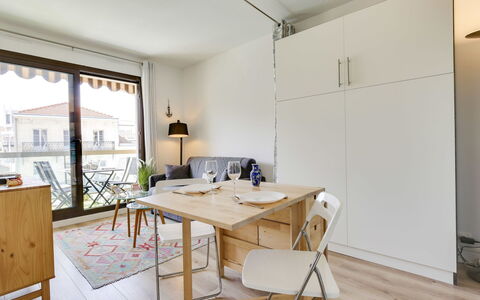 Sun Beach: Eigentum, Zimmer, Möbel, Interior Design, Gebäude, Grundeigentum, Haus, Tabelle, Gelb, Fussboden