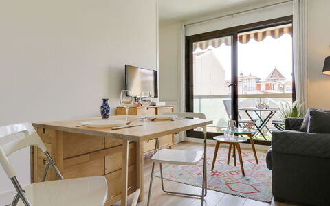 Sun Beach: Zimmer, Möbel, Eigentum, Interior Design, Tabelle, Gebäude, Esszimmer, Haus, Stuhl, Grundeigentum