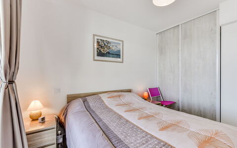 Balnéa: Schlafzimmer, Eigentum, Bett, Zimmer, Möbel, Bettdecke, Bettrahmen, Interior Design, Grundeigentum, Bedding
